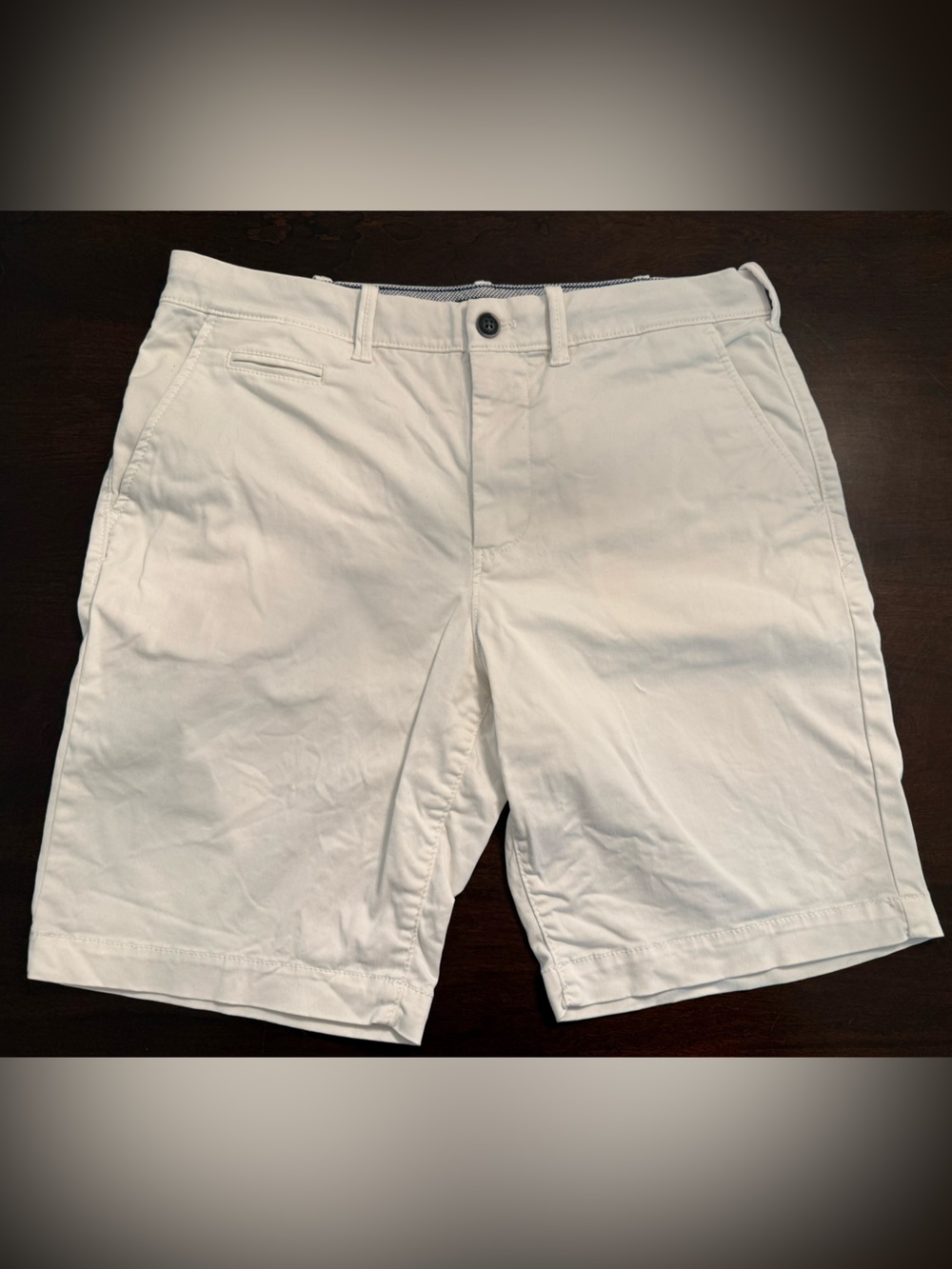 Men’s Express Slim Stretch White Above-the-Knee Shorts, size 32